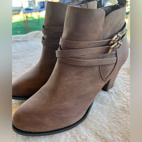 NWT beautiful ankle boots, never used. Cute buckle design. - Picture 3 of 13